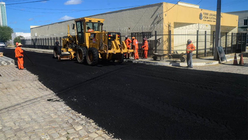 Imagem 1 -  Mossoró Realiza: PMM inicia obra de pavimentação asfáltica na rua da APAE. A obra foi iniciada nesta quinta-feira (17), no bairro Abolição II. O asfalto promove maior conforto e acessibilidade à região, melhorando as condições de trânsito e o deslocamento dos moradores. Os investimentos em mobilidade, por meio da pavimentação asfáltica, é uma das dezenas de ações do programa “Mossoró Realiza”. “Hoje a Prefeitura de Mossoró chega para realizar o sonho das crianças, para realizar o sonho dos funcionários, dos voluntários e dos pais que sabem da importância que tem esse equipamento social de inclusão para as suas crianças, para os seus filhos”, disse o prefeito Allyson Bezerra.