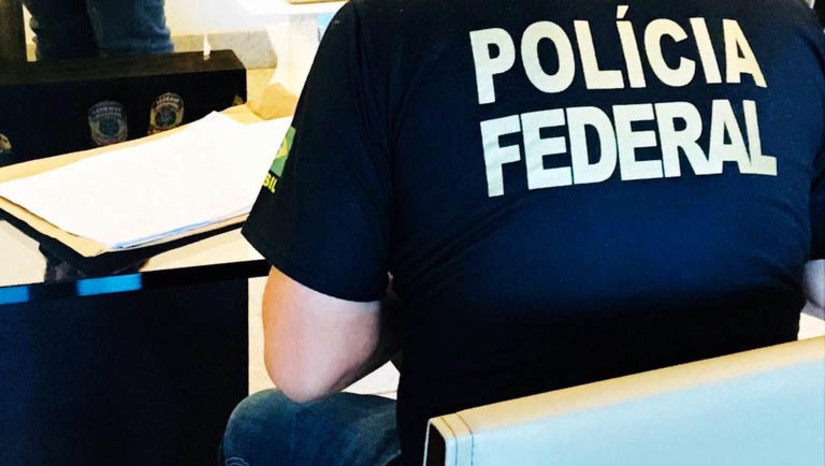 Imagem 1 - PF cumpre mandados de busca em Mossoró para investigar ameaça terrorista contra ministro do STF. O mandado cumprido nesta quinta-feira (17), foi expedido pela 8ª Vara de Justiça Federal do Rio Grande do Norte, para apurar os crimes de ameaça e promoção ao terrorismo. O alvo do mandado judicial é um homem que se autointitulava integrante da organização terrorista Al-Qaeda. Por meio de um vídeo divulgado nas redes sociais, ele proferiu xingamentos e ameaças de morte contra o ministro Alexandre de Moraes e conta própria Polícia Federal. As investigações seguem em sigilo. Imagem 1 - PF cumpre mandados de busca em Mossoró para investigar ameaça terrorista contra ministro do STF. O mandado cumprido nesta quinta-feira (17), foi expedido pela 8ª Vara de Justiça Federal do Rio Grande do Norte, para apurar os crimes de ameaça e promoção ao terrorismo. O alvo do mandado judicial é um homem que se autointitulava integrante da organização terrorista Al-Qaeda. Por meio de um vídeo divulgado nas redes sociais, ele proferiu xingamentos e ameaças de morte contra o ministro Alexandre de Moraes e conta própria Polícia Federal. As investigações seguem em sigilo.