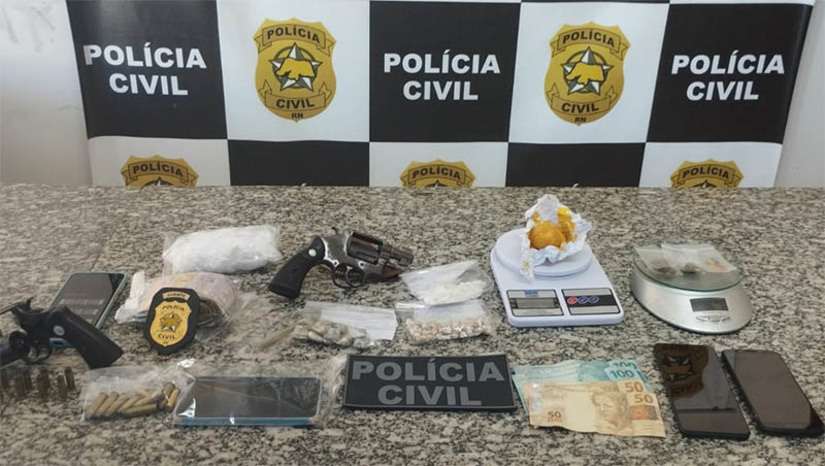 Imagem 1 - Polícia prende três suspeitos de tráfico de drogas e homicídios em Pau dos Ferros. A Operação “Check-Point” foi deflagrada nesta quinta-feira (17), pela polícia civil de Pau dos Ferros, com o objetivo de desarticular uma organização criminosa que tem praticado tráfico de drogas e cometido homicídios no município. No decorrer das diligências, onze mandados de busca e apreensão foram cumpridos. Os suspeitos presos também estavam de posse de arma de fogo no momento da prisão. A operação contou com o apoio da DIVIPOE, DECAP, e das delegacias de Umarizal, Campo Grande, Portalegre, Caraúbas, Luís Gomes, Alexandria e São Miguel, além da Polícia Militar. Imagem 1 - Polícia prende três suspeitos de tráfico de drogas e homicídios em Pau dos Ferros. A Operação “Check-Point” foi deflagrada nesta quinta-feira (17), pela polícia civil de Pau dos Ferros, com o objetivo de desarticular uma organização criminosa que tem praticado tráfico de drogas e cometido homicídios no município. No decorrer das diligências, onze mandados de busca e apreensão foram cumpridos. Os suspeitos presos também estavam de posse de arma de fogo no momento da prisão. A operação contou com o apoio da DIVIPOE, DECAP, e das delegacias de Umarizal, Campo Grande, Portalegre, Caraúbas, Luís Gomes, Alexandria e São Miguel, além da Polícia Militar.