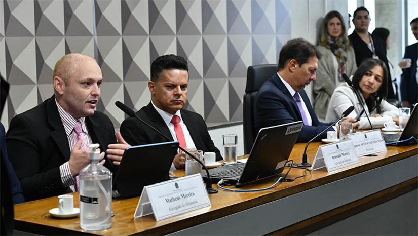 Imagem 1 -  Delgatti diz que Bolsonaro prometeu indulto em troca dele assumir autoria de grampo contra Moraes. O hacker Walter Delgatti Neto foi ouvido nesta quinta-feira (17), na CPMI do 8 de Janeiro.  Segundo ele, a proposta ocorreu em um telefonema intermediado pela deputada federal Carla Zambelli (PL-SP). De acordo com o hacker, a conversa ocorreu em 2022, antes do primeiro turno das eleições. O objetivo do grampo ilegal contra Alexandre de Moraes seria minar a confiança da população no processo eleitoral e no Tribunal Superior Eleitoral (TSE), presidido pelo ministro. Ainda segundo Delgatti, no mesmo telefonema Jair Bolsonaro teria prometido livrá-lo de um eventual pedido de prisão pelo crime.