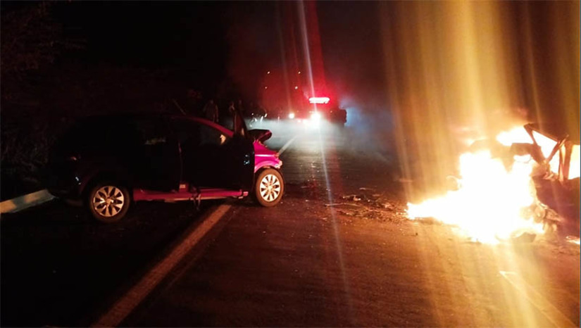 Imagem 1 - Carro pega fogo e condutor morre carbonizado após colisão na BR 304, em Angicos. O acidente aconteceu por volta das 20h10 desta quinta-feira (17). Segundo informações da PRF, os dois veículos colidiram, de forma frontal, no Km 145 da rodovia federal. Com o impacto da batida, o condutor de um dos carros ficou preso às ferragens e acabou morrendo carbonizado, após um princípio de incêndio se alastrar por todo o veículo. Outras duas pessoas ficaram feridas e foram socorridas em uma ambulância do Samu. Imagem 1 - Carro pega fogo e condutor morre carbonizado após colisão na BR 304, em Angicos. O acidente aconteceu por volta das 20h10 desta quinta-feira (17). Segundo informações da PRF, os dois veículos colidiram, de forma frontal, no Km 145 da rodovia federal. Com o impacto da batida, o condutor de um dos carros ficou preso às ferragens e acabou morrendo carbonizado, após um princípio de incêndio se alastrar por todo o veículo. Outras duas pessoas ficaram feridas e foram socorridas em uma ambulância do Samu.