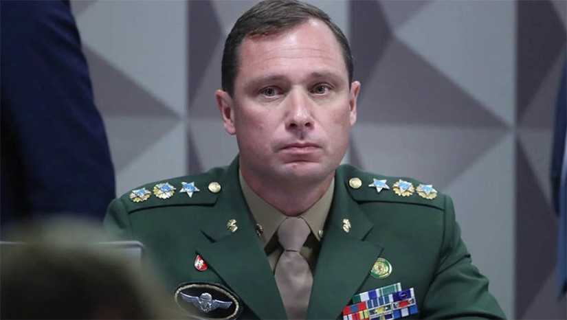 Imagem 1 -  Mauro Cid decide confessar que Bolsonaro mandou ele vender joias doadas pela Arábia Saudita. A informação foi inicialmente publicada pela Revista Veja e confirmada pela CNN com o advogado Cezar Bitencourt. “Eu só digo uma coisa: Mauro Cid é inocente”, afirmou. “É evidente que Bolsonaro é quem deu a ordem. Cid, como um militar disciplinado, seguiu ordens”, adicionou o advogado. De acordo com a defesa, o ex-presidente teria dito “resolve lá” para Mauro Cid negociar a venda de joias e relógios. Cid foi aconselhado pelo novo advogado, que assumiu sua defesa na terça (15), a abrir o jogo devido ao conjunto de provas reunidas até o momento pela investigação e à possibilidade de ser o maior responsabilizado.