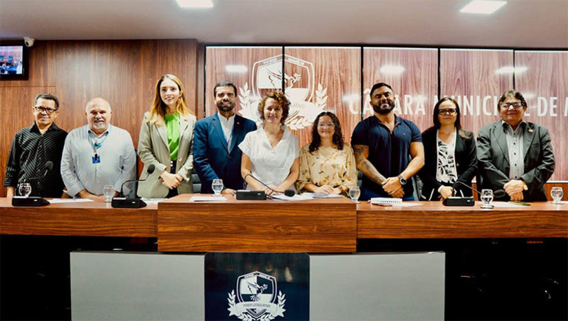 Imagem 1 -  Em audiência da deputada Isolda, governo informa a entrega de titularização de 7 mil habitações em MossoróA audiência pública aconteceu nesta sexta-feira (18), na Câmara de Mossoró. O objetivo do encontro foi tirar dúvidas da população acerca do processo de titularização que o Governo do Estado está encaminhando para as habitações da cidade. Em andamento, no processo de regularização capitaneado pelo governo do Estado, contando com a cooperação da prefeitura e do governo federal, estão inclusos 15 conjuntos de 10 bairros de Mossoró: Alto da Pelonha; Bom Jesus; Santa Delmira 1 e 2 e o Promorar; Liberdade 1 e 2; Redenção; Resistência; Independência 1 e 2 e os Abolições 1, 2, 3 e 4. 
