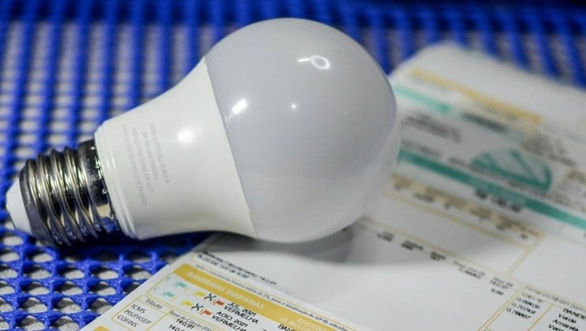 Imagem 1 - Mais de 27,7 mil famílias de Mossoró ainda podem se cadastrar na Tarifa Social de Energia Elétrica. O benefício, voltado para consumidores de baixa renda inscritos nos programas sociais federais, concede desconto de até 65% na conta de luz. Hoje, em Mossoró, cerca de 36 mil famílias recebem o benefício. Dessas, 3.018 foram inseridas de forma automática pela Neoenergia Cosern entre os meses de janeiro e junho de 2023. Para garantir o abatimento, a pessoa precisa possuir o Número de Inscrição Social (NIS) ou Número do Benefício (NB) atualizados; saiba quem tem direito e o que fazer para garantir o benefício. Imagem 1 - Mais de 27,7 mil famílias de Mossoró ainda podem se cadastrar na Tarifa Social de Energia Elétrica. O benefício, voltado para consumidores de baixa renda inscritos nos programas sociais federais, concede desconto de até 65% na conta de luz. Hoje, em Mossoró, cerca de 36 mil famílias recebem o benefício. Dessas, 3.018 foram inseridas de forma automática pela Neoenergia Cosern entre os meses de janeiro e junho de 2023. Para garantir o abatimento, a pessoa precisa possuir o Número de Inscrição Social (NIS) ou Número do Benefício (NB) atualizados; saiba quem tem direito e o que fazer para garantir o benefício.