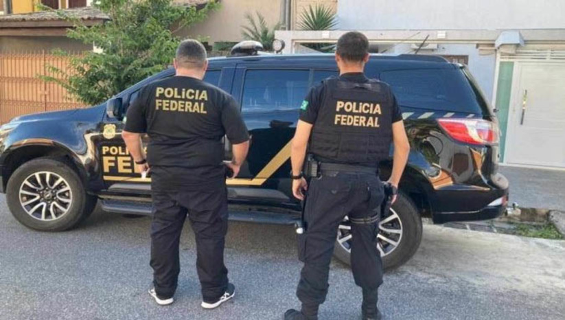 Imagem 1 -  Ministro determina prisão de oficiais da PMDF envolvidos nos atos antidemocráticos de 8 de janeiro. A prisão aconteceu após determinação do ministro do STF, Alexandre de Moraes, atendendo a pedido da Procuradoria-Geral da República (PGR). A PGR denunciou ao STF o grupo de policiais militares, todos oficiais, por omissão imprópria, pois teriam aderido “subjetivamente às ações delitivas praticadas por terceiros”, quando “deveriam e poderiam agir para evitar o resultado”. Segundo a PGR, as investigações obtiveram mensagens trocadas entre os oficiais com teor conspiratório e golpista após o resultado das eleições presidenciais de 2022.