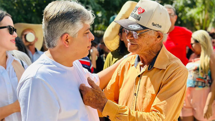Imagem 1 -  Pesquisa foi feita no início deste mês de agosto, com 400 entrevistados. Também avaliou o desempenho das secretárias municipais, na prestão de serviços da população. Ao avaliar o resultado da pesquisa, o Dr. Artur Vale, destaca que se trata de uma prova “de que estamos cumprindo com os compromissos assumidos durante a campanha e realizando aquilo que era anseio da população”. Ainda conforme o prefeito Dr. Artur Vale, mais benefícios estão chegando na cidade e na zona rural.