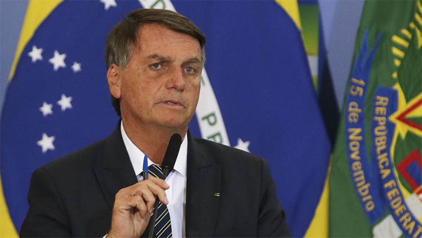 Imagem 1 -  [COLUNA ESPLANADA] O ex-presidente Jair Bolsonaro tem repetido para amigos próximos que considera que deve ser preso na esteira da investigação da venda de jóias que ganhou de outros Governos, negociadas pelo ex-ajudante de ordens militar tenente-coronel Mauro Cid. Bolsonaro investe na tese da perseguição, e vai além: seria preso poucos meses antes da campanha das eleições municipais, para não virar um forte cabo eleitoral para candidatos a prefeitos. Em Brasília, a oposição a ele quer propor uma acareação entre Bolsonaro e o hacker preso Walter Delgatti, que fez graves acusações contra ele, sem provas, na CPI dos Atos de Vandalismo (8 de Janeiro). A direção da CPMI também vai pedir à Polícia Federal acesso às perícias nas conversas entre Cid e Bolsonaro.