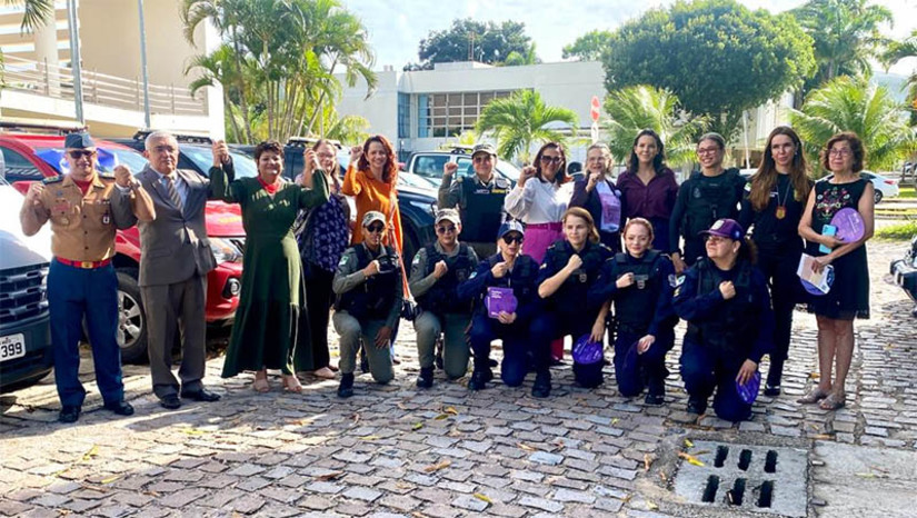 Imagem 1 - Forças de Segurança iniciam operação de combate à violência doméstica e feminicídio no RN. Operação “Shamar", deflagrada no início da manhã desta segunda-feira (21), envolve uma série de atividades com a missão de combater a violência contra a mulher, em especial a violência doméstica e o feminicídio. A operação já resultou na prisão de um investigado por estuprar a enteada adolescente e agredir a mãe dela. A sesed reforça que, em caso de suspeita ou violação dos direitos da mulher, a orientação é procurar uma delegacia de polícia especializada ou ligar para o 190 ou para a Central de Atendimento à Mulher do Ministério das Mulheres, através do 180. No Rio Grande do Norte, a Polícia Civil também disponibiliza o Disque Denúncia 181, sempre resguardando o anonimato de quem procura ajuda. Imagem 1 - Forças de Segurança iniciam operação de combate à violência doméstica e feminicídio no RN. Operação “Shamar", deflagrada no início da manhã desta segunda-feira (21), envolve uma série de atividades com a missão de combater a violência contra a mulher, em especial a violência doméstica e o feminicídio. A operação já resultou na prisão de um investigado por estuprar a enteada adolescente e agredir a mãe dela. A sesed reforça que, em caso de suspeita ou violação dos direitos da mulher, a orientação é procurar uma delegacia de polícia especializada ou ligar para o 190 ou para a Central de Atendimento à Mulher do Ministério das Mulheres, através do 180. No Rio Grande do Norte, a Polícia Civil também disponibiliza o Disque Denúncia 181, sempre resguardando o anonimato de quem procura ajuda.