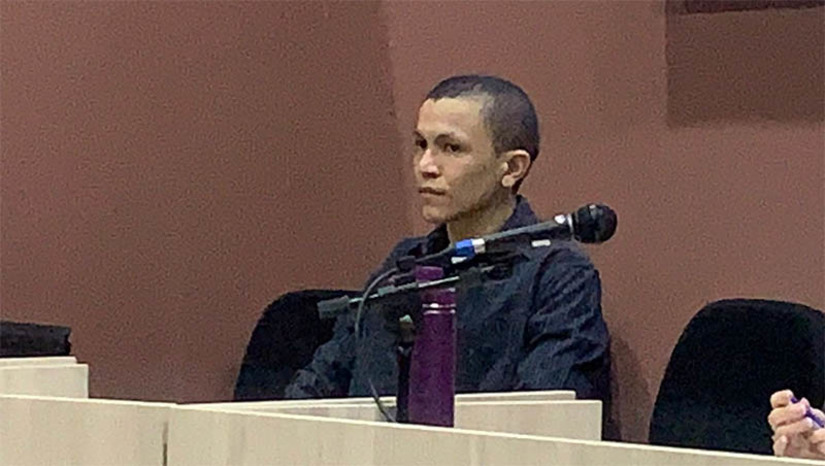 Imagem 1 -  “Bibi da Carroça” é condenado a 17 anos e 8 meses de prisão pelo homicídio de Geanne. Thailson Vinicius da Silva, de 23 anos, sentou no banco dos réus nesta segunda-feira (21), O júri popular foi realizado no Fórum Municipal Desembargador Silveira Martins, em Mossoró. Apesar de alegar negativa de autoria, tendo dito em seu depoimento que apenas havia emprestado sua carroça e que não sabia que ela havia sido utilizada no crime, o júri acatou a tese da promotoria, que mostrou que havia provas suficientes da participação dele no rápto, tortura e homicídio de Geanne de Melo Nogueira. Com a decisão, Thailson Vinicius se torna a quinta pessoa condenada pelo crime, ocorrido em 4 de novembro de 2018, no Dom Jaime Câmara.