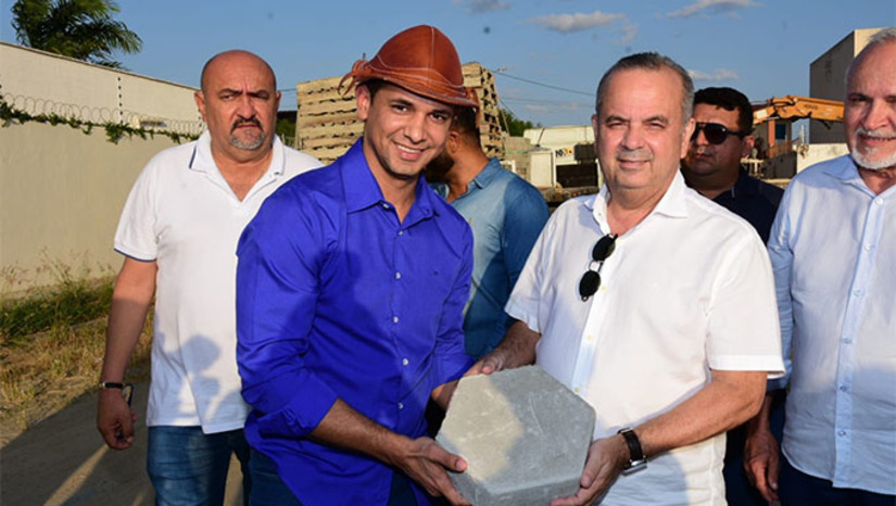 Imagem 1 - O prefeito Allyson Bezerra, acompanhado de secretários e vereadores, convidaram o senador Rogério Marinho para visitar as obras nesta segunda-feira. "Aquelas que não receberam uma camada de asfalto, com certeza vão aposentar o paralelepípedo, uma condição estética que diferencia a cidade e com uma boa durabilidade, onde só quem ganha é Mossoró”, enfatizou o senador Rogério Marinho durante a visita. Imagem 1 - O prefeito Allyson Bezerra, acompanhado de secretários e vereadores, convidaram o senador Rogério Marinho para visitar as obras nesta segunda-feira. "Aquelas que não receberam uma camada de asfalto, com certeza vão aposentar o paralelepípedo, uma condição estética que diferencia a cidade e com uma boa durabilidade, onde só quem ganha é Mossoró”, enfatizou o senador Rogério Marinho durante a visita.