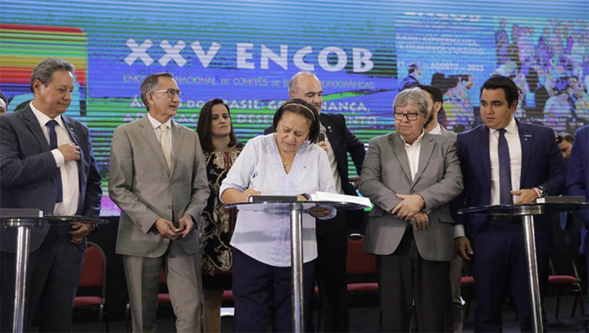 Imagem 1 - Pacto pela governança da Água é assinado durante visita de ministro ao RN . O Pacto é um processo coordenado pela Agência Nacional de Águas e Saneamento Básico (ANA) em parceria com os Estados e o Distrito Federal, e objetiva fortalecer a relação entre a ANA e os entes federativos, por meio da cooperação para o aprimoramento da gestão de recursos hídricos, da regulação dos serviços de saneamento e da implementação da política de segurança de barragens. Um dos desafios é o cadastramento e classificação de todas as barragens existentes no RN. O pacto foi assinado nesta terça-feira (22), entre a governadora Fátima Bezerra e o ministro da Integração e do Desenvolvimento Regional, Waldez Góes. Eles participam da abertura do XXV Encontro Nacional de Comitês de Bacias Hidrográficas, que acontece até a próxima sexta (25), no estado. Imagem 1 - Pacto pela governança da Água é assinado durante visita de ministro ao RN . O Pacto é um processo coordenado pela Agência Nacional de Águas e Saneamento Básico (ANA) em parceria com os Estados e o Distrito Federal, e objetiva fortalecer a relação entre a ANA e os entes federativos, por meio da cooperação para o aprimoramento da gestão de recursos hídricos, da regulação dos serviços de saneamento e da implementação da política de segurança de barragens. Um dos desafios é o cadastramento e classificação de todas as barragens existentes no RN. O pacto foi assinado nesta terça-feira (22), entre a governadora Fátima Bezerra e o ministro da Integração e do Desenvolvimento Regional, Waldez Góes. Eles participam da abertura do XXV Encontro Nacional de Comitês de Bacias Hidrográficas, que acontece até a próxima sexta (25), no estado.