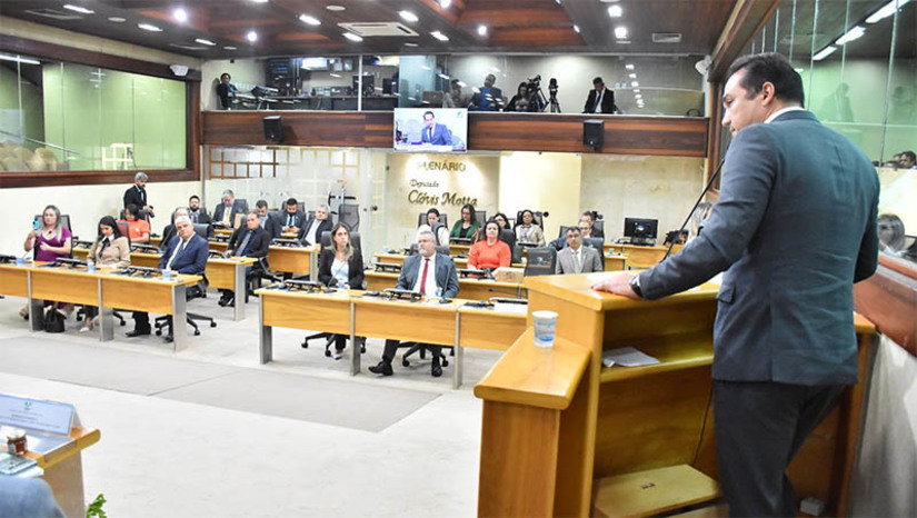 Imagem 1 - ALRN festeja as 5 décadas da Embrapa: “reverenciar quem faz história no nosso Brasil”. Para homenagear e enaltecer a importância do órgão para o país, a Assembleia Legislativa do Rio Grande do Norte, por iniciativa do deputado estadual Kleber Rodrigues (PSDB), realizou Sessão Solene na tarde desta segunda-feira (21), reunindo autoridades e técnicos do órgão, que é um dos mais respeitados e importantes do país. "O trabalho da Embrapa atinge, seguramente, os 200 milhões de brasileiros, afinal, é uma grande rede que começa na pesquisa e se reflete na produção agrícola. A atividade que começa com orientação do agricultor e chega à mesa das mulheres e homens deste país", disse o parlamentar. Imagem 1 - ALRN festeja as 5 décadas da Embrapa: “reverenciar quem faz história no nosso Brasil”. Para homenagear e enaltecer a importância do órgão para o país, a Assembleia Legislativa do Rio Grande do Norte, por iniciativa do deputado estadual Kleber Rodrigues (PSDB), realizou Sessão Solene na tarde desta segunda-feira (21), reunindo autoridades e técnicos do órgão, que é um dos mais respeitados e importantes do país. "O trabalho da Embrapa atinge, seguramente, os 200 milhões de brasileiros, afinal, é uma grande rede que começa na pesquisa e se reflete na produção agrícola. A atividade que começa com orientação do agricultor e chega à mesa das mulheres e homens deste país", disse o parlamentar.