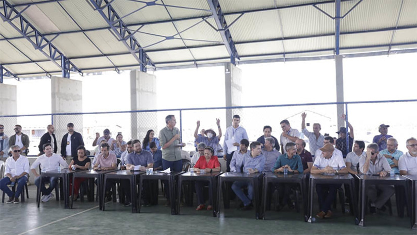 Imagem 1 - Governo assegura recursos para projetos de infraestrutura hídrica na região do Seridó do RN. O anúncio foi feito pelo ministro Waldez Góes e pela governadora nesta terça (22), na presença de prefeitos da região e da comunidade de Nova Barra. Os projetos asseguram água para o consumo humano e também para produção de alimentos de baixas emissões. A conclusão da Barragem de Oiticica e a Passagem das Traíras, além do Projeto Seridó foram contemplados no novo Programa de Aceleração do Crescimento (PAC), anunciado pelo presidente Luiz Inácio Lula da Silva em 11 de agosto, no Rio de Janeiro. “Queremos assegurar que não faltará recursos orçamentários e financeiros para as obras que já estão aprovadas neste plano”, afirmou o ministro Waldez Góes. Imagem 1 - Governo assegura recursos para projetos de infraestrutura hídrica na região do Seridó do RN. O anúncio foi feito pelo ministro Waldez Góes e pela governadora nesta terça (22), na presença de prefeitos da região e da comunidade de Nova Barra. Os projetos asseguram água para o consumo humano e também para produção de alimentos de baixas emissões. A conclusão da Barragem de Oiticica e a Passagem das Traíras, além do Projeto Seridó foram contemplados no novo Programa de Aceleração do Crescimento (PAC), anunciado pelo presidente Luiz Inácio Lula da Silva em 11 de agosto, no Rio de Janeiro. “Queremos assegurar que não faltará recursos orçamentários e financeiros para as obras que já estão aprovadas neste plano”, afirmou o ministro Waldez Góes.
