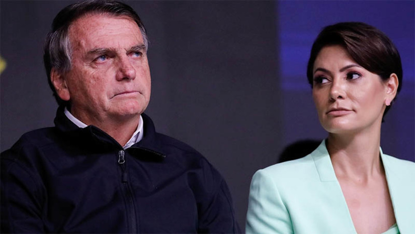 Imagem 1 - Bolsonaro, Michelle e outra 6 pessoas são intimadas pela PF a depor no caso das joias. Os depoimentos devem acontecer simultaneamente no próximo dia 31 de agosto. Além de Jair e Michelle Bolsonaro, foram convocados pela Polícia Federal: Fabio Wajngarten, advogado de Jair Bolsonaro; Frederick Wassef, advogado de Bolsonaro; Marcelo Câmara, assessor especial de Bolsonaro; Mauro Cesar Barbosa Cid, ex-ajudante de ordens de Bolsonaro; Mauro César Lourena Cid, pai de Cid, general da reserva que foi colega de Bolsonaro na Aman; Osmar Crivellati, assessor de Bolsonaro. O objetivo dos depoimentos simultâneos é evitar uma possível combinação de respostas. Imagem 1 - Bolsonaro, Michelle e outra 6 pessoas são intimadas pela PF a depor no caso das joias. Os depoimentos devem acontecer simultaneamente no próximo dia 31 de agosto. Além de Jair e Michelle Bolsonaro, foram convocados pela Polícia Federal: Fabio Wajngarten, advogado de Jair Bolsonaro; Frederick Wassef, advogado de Bolsonaro; Marcelo Câmara, assessor especial de Bolsonaro; Mauro Cesar Barbosa Cid, ex-ajudante de ordens de Bolsonaro; Mauro César Lourena Cid, pai de Cid, general da reserva que foi colega de Bolsonaro na Aman; Osmar Crivellati, assessor de Bolsonaro. O objetivo dos depoimentos simultâneos é evitar uma possível combinação de respostas.