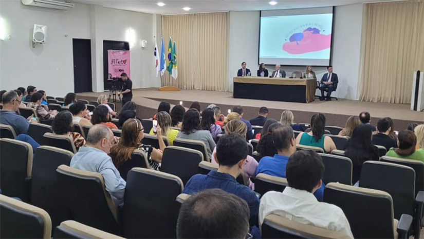 Imagem 1 - Projeto que visa oferecer ajuda a crianças e aos adolescentes institucionalizados é lançado em Mossoró. O Projeto Padrinhos é uma parceria com o Tribunal de Justiça do Estado (TJRN) e o Grupo Afeto de Apoio à Adoção, responsáveis pelo programa de apadrinhamento, e conta ainda com o apoio do Município de Mossoró, da Corregedoria-Geral de Justiça, da Faculdade Católica, das Aldeias, do Grupo Acalanto e da Abrace-Parnamirim. O projeto Padrinhos busca proporcionar às crianças e aos adolescentes em instituições de acolhimento, sem perspectivas de reintegração familiar e baixas chances de adoção, a construção de laços de amizade e companheirismo na sociedade. Imagem 1 - Projeto que visa oferecer ajuda a crianças e aos adolescentes institucionalizados é lançado em Mossoró. O Projeto Padrinhos é uma parceria com o Tribunal de Justiça do Estado (TJRN) e o Grupo Afeto de Apoio à Adoção, responsáveis pelo programa de apadrinhamento, e conta ainda com o apoio do Município de Mossoró, da Corregedoria-Geral de Justiça, da Faculdade Católica, das Aldeias, do Grupo Acalanto e da Abrace-Parnamirim. O projeto Padrinhos busca proporcionar às crianças e aos adolescentes em instituições de acolhimento, sem perspectivas de reintegração familiar e baixas chances de adoção, a construção de laços de amizade e companheirismo na sociedade.
