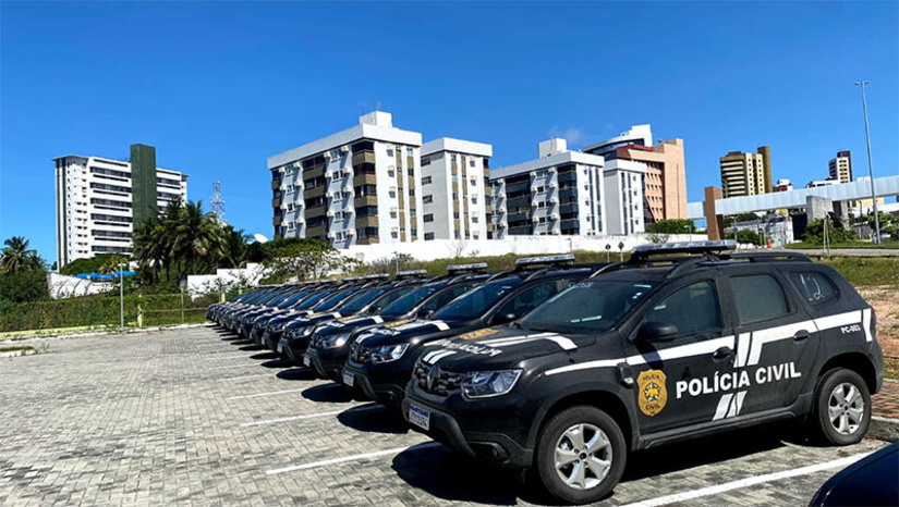 Imagem 1 -  Segurança do RN recebe novo helicóptero e 140 novas viaturas nesta quinta (24). A cerimônia de entrega, que será realizada pela governadora Fátima Bezerra, acontecerá às 16h, na área externa da Arena das Dunas, no bairro de Lagoa Nova, em Natal. A chegada dos novos veículos foi possível a partir de uma parceria do Governo do Estado com o Governo Federal, através do Ministério da Justiça e da Segurança Pública. Os investimentos são parte dos R$ 100 milhões anunciados pelo Ministério da Justiça e da Segurança Pública em março deste ano. Tanto o helicóptero como as viaturas estão equipados com modernos equipamentos e prontos para utilização pelas polícias civil e militar do RN. 