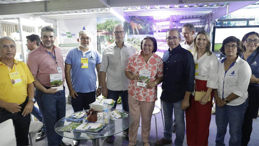 Imagem 1 - Governo do RN anuncia a criação do Plano Estadual de Baixo Carbono. A assinatura do decreto para a criação do Plano Estadual de Baixo Carbono pela governadora Fátima Bezerra ocorreu nesta quarta-feira (23), na abertura da 30ª edição da Feira Internacional da Fruticultura Tropical Irrigada (Expofruit), em Mossoró. O plano, que será gerido pela Secretaria de Agricultura (Sape RN), vai oferecer diversas linhas de financiamento para o agronegócio e a agricultura familiar, incluindo fundos nacionais que apoiam o programa ABC+ 2020-2030, promovendo a adaptação às mudanças climáticas e a emissão reduzida de carbono no desenvolvimento sustentável da agropecuária. Imagem 1 - Governo do RN anuncia a criação do Plano Estadual de Baixo Carbono. A assinatura do decreto para a criação do Plano Estadual de Baixo Carbono pela governadora Fátima Bezerra ocorreu nesta quarta-feira (23), na abertura da 30ª edição da Feira Internacional da Fruticultura Tropical Irrigada (Expofruit), em Mossoró. O plano, que será gerido pela Secretaria de Agricultura (Sape RN), vai oferecer diversas linhas de financiamento para o agronegócio e a agricultura familiar, incluindo fundos nacionais que apoiam o programa ABC+ 2020-2030, promovendo a adaptação às mudanças climáticas e a emissão reduzida de carbono no desenvolvimento sustentável da agropecuária.