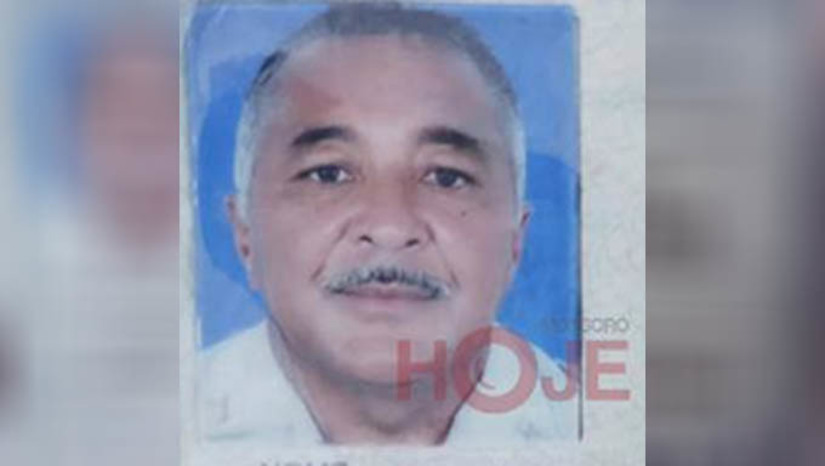 Imagem 1 - O caso aconteceu nas primeiras horas da manhã desta quinta-feira (24), na Avenida Presidente Dutra, no Alto de São Manoel. Francisco Apolônio da Silva, de 64 anos, e Francisca de Souza Soares Silva estavam em uma motocicleta, quando colidiram violentamente contra um veículo que havia parado em uma faixa de pedestres. O casal morreu na hora. O condutor do veículo permaneceu no local até o final dos procedimento cabíveis. Cabo da reserva da PM e a esposa morrem acidente de trânsito, em Mossoró. Imagem 1 - O caso aconteceu nas primeiras horas da manhã desta quinta-feira (24), na Avenida Presidente Dutra, no Alto de São Manoel. Francisco Apolônio da Silva, de 64 anos, e Francisca de Souza Soares Silva estavam em uma motocicleta, quando colidiram violentamente contra um veículo que havia parado em uma faixa de pedestres. O casal morreu na hora. O condutor do veículo permaneceu no local até o final dos procedimento cabíveis. Cabo da reserva da PM e a esposa morrem acidente de trânsito, em Mossoró.