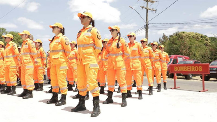 Imagem 1 - Fátima anuncia assinatura para promoção de praças femininas do Corpo de Bombeiros do RN. Em entrevista na manhã desta quinta-feira (24), durante a cerimônia de passagem de comando do 3º Grupamento Militar do Corpo de Bombeiros do Rio Grande do Norte, em Mossoró, a governadora Fátima Bezerra anunciou que, até o início da próxima semana, estará assinando a autorização para novas promoções das praças femininas da turma de 2018, que devem subir a patente de cabo bombeiras. Imagem 1 - Fátima anuncia assinatura para promoção de praças femininas do Corpo de Bombeiros do RN. Em entrevista na manhã desta quinta-feira (24), durante a cerimônia de passagem de comando do 3º Grupamento Militar do Corpo de Bombeiros do Rio Grande do Norte, em Mossoró, a governadora Fátima Bezerra anunciou que, até o início da próxima semana, estará assinando a autorização para novas promoções das praças femininas da turma de 2018, que devem subir a patente de cabo bombeiras.
