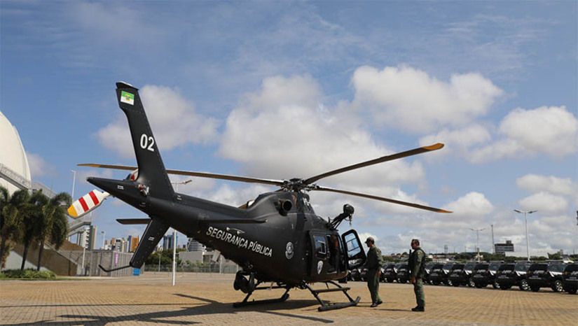 Imagem 1 - Estado e MJ entregam veículos e assinam ordem de serviço para construção da Cidade da Polícia. A entrega de um helicóptero e 150 viaturas aconteceu na tarde desta quinta-feira (24), em Natal. Na ocasião, foi celebrado acordo de cooperação técnica entre o RN, a Paraíba e o Ceará, com objetivo de apoiar o desenvolvimento tecnológico e a ampliação das trocas de informações entre os órgãos da Segurança Pública, com vistas a melhor prestação de serviços no combate à criminalidade. Além da entrega das viaturas, o Governo do RN e o Ministério da Justiça assinaram a ordem de serviço para construção do complexo de delegacias da Polícia Civil, a Cidade da Polícia, investimento de R$ 9,5 milhões do Sistema Único de Segurança Pública (SUSP). Imagem 1 - Estado e MJ entregam veículos e assinam ordem de serviço para construção da Cidade da Polícia. A entrega de um helicóptero e 150 viaturas aconteceu na tarde desta quinta-feira (24), em Natal. Na ocasião, foi celebrado acordo de cooperação técnica entre o RN, a Paraíba e o Ceará, com objetivo de apoiar o desenvolvimento tecnológico e a ampliação das trocas de informações entre os órgãos da Segurança Pública, com vistas a melhor prestação de serviços no combate à criminalidade. Além da entrega das viaturas, o Governo do RN e o Ministério da Justiça assinaram a ordem de serviço para construção do complexo de delegacias da Polícia Civil, a Cidade da Polícia, investimento de R$ 9,5 milhões do Sistema Único de Segurança Pública (SUSP).