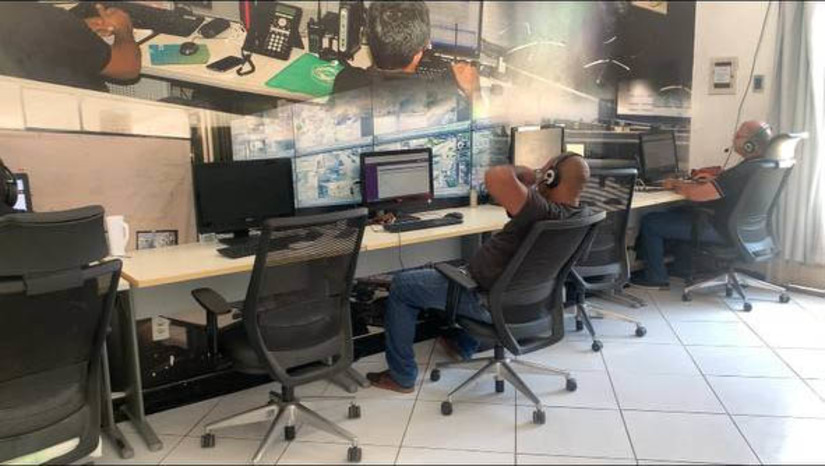 Imagem 1 - Autoridades tranquilizam população sobre possíveis tentativas de raptos de crianças: “Não aconteceram!”. Informações que se espalham nas redes sociais têm causado um verdadeiro pânico na população e gerado uma série de notícias falsas sobre possíveis tentativas de sequestro de crianças em Mossoró. De acordo com o delegado Denis Carvalho, dos inúmeros relatos, apenas 5 Boletins de Ocorrência foram registrados. Desses, nenhum fala sobre qualquer ação efetiva ou agressão, apenas relatos de veículos passando pelas ruas em atitudes que a população considera suspeita. “Estamos investigando, porque é uma obrigação nossa, mas repito: até agora não temos qualquer informação concreta sobre isso”. O diretor do Ciosp, Coronel Humberto Pimenta, também afirmou que nem a Central de Comando e nem as viaturas de ruas receberam qualquer denúncia oficial sobre essas possíveis tentativas. Imagem 1 - Autoridades tranquilizam população sobre possíveis tentativas de raptos de crianças: “Não aconteceram!”. Informações que se espalham nas redes sociais têm causado um verdadeiro pânico na população e gerado uma série de notícias falsas sobre possíveis tentativas de sequestro de crianças em Mossoró. De acordo com o delegado Denis Carvalho, dos inúmeros relatos, apenas 5 Boletins de Ocorrência foram registrados. Desses, nenhum fala sobre qualquer ação efetiva ou agressão, apenas relatos de veículos passando pelas ruas em atitudes que a população considera suspeita. “Estamos investigando, porque é uma obrigação nossa, mas repito: até agora não temos qualquer informação concreta sobre isso”. O diretor do Ciosp, Coronel Humberto Pimenta, também afirmou que nem a Central de Comando e nem as viaturas de ruas receberam qualquer denúncia oficial sobre essas possíveis tentativas.