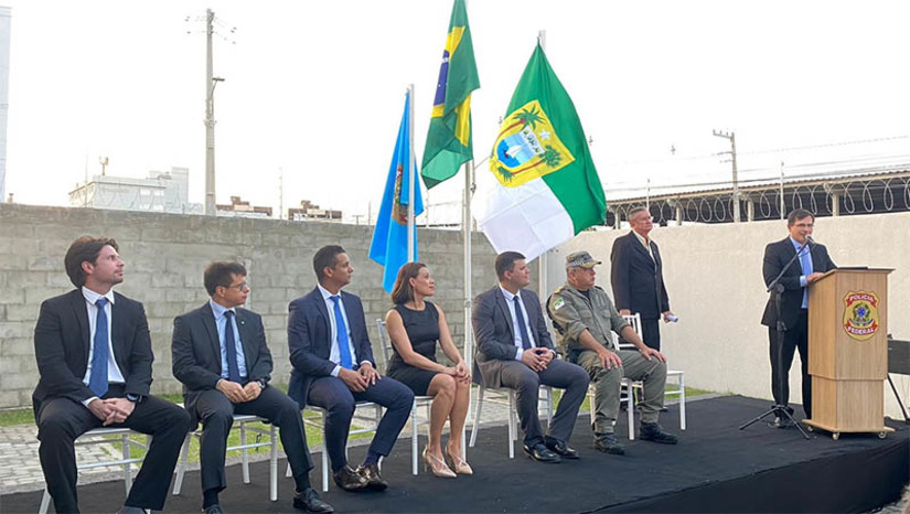 Imagem 1 - Delegacia da Polícia Federal em Mossoró está sob novo comando. O delegado Rodrigo Sá de Oliveira foi empossado no cargo na tarde desta quinta-feira (24), em cerimônia fechada, na sede da Delegacia da Polícia Federal na cidade. O evento foi prestigiado pela Superintendente Regional da PF no RN, Larissa Freitas Carlos Perdigão, bem como pelo Delegado Regional Executivo, Caio Bezerra, o Corregedor da PF, Haroldo Lima, além de diversas autoridades civis e militares, servidores e presidentes de associações de classe. O novo dirigente é o 12º delegado a assumir o cargo desde que a Polícia Federal foi implantada em Mossoró no ano de 2004. Imagem 1 - Delegacia da Polícia Federal em Mossoró está sob novo comando. O delegado Rodrigo Sá de Oliveira foi empossado no cargo na tarde desta quinta-feira (24), em cerimônia fechada, na sede da Delegacia da Polícia Federal na cidade. O evento foi prestigiado pela Superintendente Regional da PF no RN, Larissa Freitas Carlos Perdigão, bem como pelo Delegado Regional Executivo, Caio Bezerra, o Corregedor da PF, Haroldo Lima, além de diversas autoridades civis e militares, servidores e presidentes de associações de classe. O novo dirigente é o 12º delegado a assumir o cargo desde que a Polícia Federal foi implantada em Mossoró no ano de 2004.