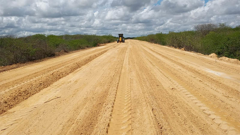 Imagem 1 - Governo retoma as obras de implantação e pavimentação de 6,5 km da “Estrada do Melão II”. A governadora Fátima Bezerra afirmou que além da retomada das obras, que aconteceu na quarta-feira (23), também fez um apelo ao ministro do Desenvolvimento Regional, Waldez Góes, para também pavimentar os 25 quilômetros restantes. A RN 015 tem a extensão de 31 km, no município de Baraúna, e com interligação ao estado do Ceará. Uma etapa da obra, com extensão aproximada de 6,5 km já havia sido contratada pela Companhia de Desenvolvimento dos Vales do São Francisco e do Parnaíba (Codevasf), mas foi paralisada quando haviam sido executados serviços de terraplenagem, assim como serviços iniciais de pavimentação. Imagem 1 - Governo retoma as obras de implantação e pavimentação de 6,5 km da “Estrada do Melão II”. A governadora Fátima Bezerra afirmou que além da retomada das obras, que aconteceu na quarta-feira (23), também fez um apelo ao ministro do Desenvolvimento Regional, Waldez Góes, para também pavimentar os 25 quilômetros restantes. A RN 015 tem a extensão de 31 km, no município de Baraúna, e com interligação ao estado do Ceará. Uma etapa da obra, com extensão aproximada de 6,5 km já havia sido contratada pela Companhia de Desenvolvimento dos Vales do São Francisco e do Parnaíba (Codevasf), mas foi paralisada quando haviam sido executados serviços de terraplenagem, assim como serviços iniciais de pavimentação.
