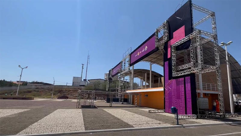 Imagem 1 - FINECAP 2023: Vitrine Cultural e Feirinha da Nossa Gente abrem programação. A 26ª edição da Feira Intermunicipal de Educação, Cultura, Turismo e Negócios do Alto Oeste Potiguar (FINECAP) começa nesta sexta (25) e segue até o dia 04 de setembro, com cavalgada, feira de negócios e shows musicais com artistas locais e nacionais. Com expectativa de público superior a 300 mil pessoas, a Finecap terá reforço na segurança. Além do incremento no número de agentes, esta edição da Finecap contará com câmeras de reconhecimento facial. A tecnologia deverá auxiliar as forças de segurança e garantir a tranquilidade durante o evento. Imagem 1 - FINECAP 2023: Vitrine Cultural e Feirinha da Nossa Gente abrem programação. A 26ª edição da Feira Intermunicipal de Educação, Cultura, Turismo e Negócios do Alto Oeste Potiguar (FINECAP) começa nesta sexta (25) e segue até o dia 04 de setembro, com cavalgada, feira de negócios e shows musicais com artistas locais e nacionais. Com expectativa de público superior a 300 mil pessoas, a Finecap terá reforço na segurança. Além do incremento no número de agentes, esta edição da Finecap contará com câmeras de reconhecimento facial. A tecnologia deverá auxiliar as forças de segurança e garantir a tranquilidade durante o evento.