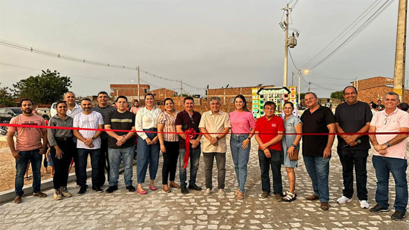 Imagem 1 -  Prefeitura de Governador inaugura pavimentação da Rua Dix-Huit Rosado. A inauguração aconteceu nesta quinta-feira (24). O investimento foi da ordem de R$ 180 mil, incluindo também uma rua projetada na Campestre, recursos de convênio com o Ministério da Integração e do Desenvolvimento Regional, e torna realidade um sonho antigo dos moradores. 