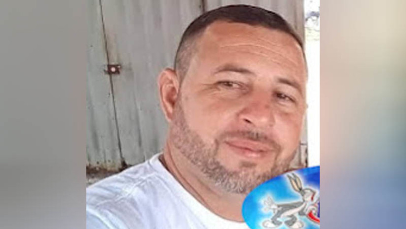 Imagem 1 - Polícia registra um homicídio e uma tentativa na zona rural do Alto do Rodrigues. Os crimes aconteceram na manhã desta sexta-feira (25). As vítimas estavam em um veículo, próximo ao sítio São José, quando foram embarcadas por homens armados que estavam em outro veículo. Os suspeitos desferiram vários disparos de arma de fogo. Uma pessoa identificada como Paulo Fonseca, morreu no local. Uma segunda vítima foi alvejada, mas socorrida para o hospital de Carnaubais e, em seguida, para Mossoró. A Polícia Civil vai investigar o caso. Imagem 1 - Polícia registra um homicídio e uma tentativa na zona rural do Alto do Rodrigues. Os crimes aconteceram na manhã desta sexta-feira (25). As vítimas estavam em um veículo, próximo ao sítio São José, quando foram embarcadas por homens armados que estavam em outro veículo. Os suspeitos desferiram vários disparos de arma de fogo. Uma pessoa identificada como Paulo Fonseca, morreu no local. Uma segunda vítima foi alvejada, mas socorrida para o hospital de Carnaubais e, em seguida, para Mossoró. A Polícia Civil vai investigar o caso.