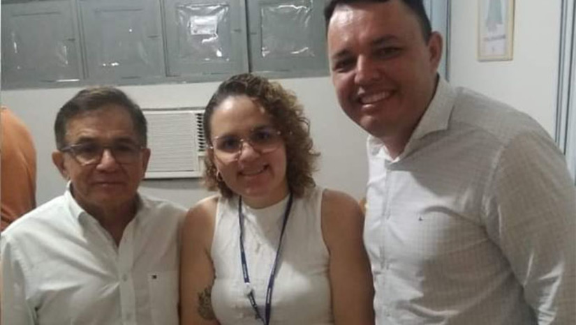 Imagem 1 -  O CAPS AD é uma conquista do prefeito Dr. Artur Vale e do secretário municipal de Saúde, Dr. Adail Vale, após atuação junto à 2ª Regional de Saúde Pública, que já esteve em Governador para conhecer o prédio em que o equipamento será instalado, e deu o sinal positivo para o Município avançar com o projeto da sede própria.  O equipamento vai contar com psicólogo, psiquiatra, assistente social, enfermeiro e técnico de enfermagem para prestar serviços, também, a usuários de mais 5 cidades da região.  “Observamos que há um grande número de pessoas que precisam e buscam esses serviços fora da nossa cidade. Por isso, estamos trabalhando para termos aqui uma unidade do CAPS AD”, ressaltou Dr. Adail Vale.