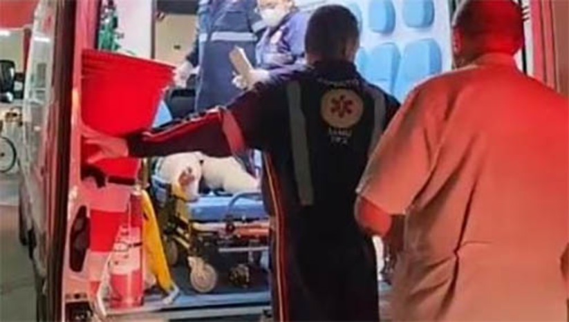 Imagem 1 - Mulher é alvejada a tiros pelo marido, em Mossoró; o atirador fugiu e ainda não foi localizado. O crime aconteceu na noite deste domingo (27). A vítima, uma mulher de 26 anos, foi socorrida com vida para o HRTM, com dois ferimentos por arma de fogo. Ela contou aos policiais que estava com o marido, em uma parada de ônibus, nas proximidades do Posto 30 de Setembro, no Costa e Silva, quando eles tiveram um desentendimento e ele sacou a arma, atirando contra ela. O carro utilizado pelo homem na fuga, foi encontrado poucas horas depois, em um lixão, às margens da BR-110, sentido Areia Branca. Imagem 1 - Mulher é alvejada a tiros pelo marido, em Mossoró; o atirador fugiu e ainda não foi localizado. O crime aconteceu na noite deste domingo (27). A vítima, uma mulher de 26 anos, foi socorrida com vida para o HRTM, com dois ferimentos por arma de fogo. Ela contou aos policiais que estava com o marido, em uma parada de ônibus, nas proximidades do Posto 30 de Setembro, no Costa e Silva, quando eles tiveram um desentendimento e ele sacou a arma, atirando contra ela. O carro utilizado pelo homem na fuga, foi encontrado poucas horas depois, em um lixão, às margens da BR-110, sentido Areia Branca.