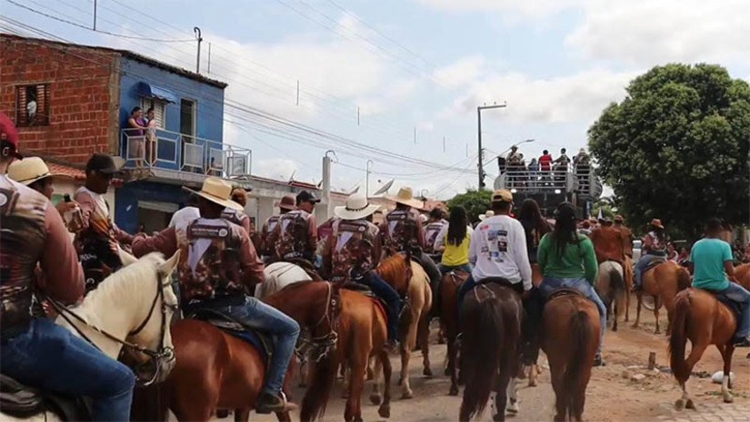 Imagem 1 - Finecap 2023: Cavalgada do Vaqueiro reúne mais de 600 participante em Pau dos Ferros. O evento, que aconteceu neste domingo (27), faz parte da programação da Feira Intermunicipal de Educação, Cultura, Turismo e Negócios do Alto Oeste Potiguar. Os vaqueiros saíram do bairro Riacho do Meio e percorreram mais de 20 ruas da cidade. Nesta edição a organização homenageou a cantora Rita de Cássia e o vaqueiro pau-ferrense Aluízio Diógenes Pessoa. Imagem 1 - Finecap 2023: Cavalgada do Vaqueiro reúne mais de 600 participante em Pau dos Ferros. O evento, que aconteceu neste domingo (27), faz parte da programação da Feira Intermunicipal de Educação, Cultura, Turismo e Negócios do Alto Oeste Potiguar. Os vaqueiros saíram do bairro Riacho do Meio e percorreram mais de 20 ruas da cidade. Nesta edição a organização homenageou a cantora Rita de Cássia e o vaqueiro pau-ferrense Aluízio Diógenes Pessoa.