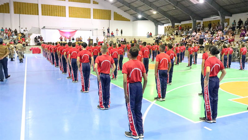 Imagem 1 -  “Ao investir no desenvolvimento desses jovens, estamos construindo um futuro mais seguro”. O comandante-geral do Corpo de Bombeiros Militar do Rio Grande do Norte participou, na noite do sábado (26), da formatura de 110 novos soldados do Programa Bombeiro Mirim. A Iniciativa, do CBMRN, integra a corporação, a escola, a família e a comunidade de forma totalmente gratuita. Na formatura, os bombeiros mirins receberam o gorro que marca a passagem dos alunos de 1º ano a graduação de soldado. Durante o curso, as crianças participantes estudam disciplinas como Ética e Cidadania, Educação Ambiental, Produção de Textos, Atendimento Pré-Hospitalar, História e Cultura do RN. Desde sua criação o Programa já formou mais de 4 mil alunos.