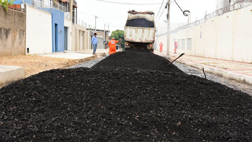 Imagem 1 - Moradores comemoram pavimentação asfáltica da rua Francisco Holanda, no Alto de São Manoel. A rua está sendo pavimentada com Concreto Betuminoso Usinado a Quente (CBUQ). É mais uma via a receber o benefício da Prefeitura, através do programa “Mossoró Realiza”. “Essa obra é esperada há mais dez anos e é muito importante para a gente. É importante ter acesso à rua, que favorece a escola que temos aqui em frente. É um sinal de que o nosso dinheiro que a gente paga de IPTU está tendo retorno. Isso é muito importante para nós contribuintes. Pagamos o IPTU e estamos tendo retorno através de obras importantes assim como essa”, declarou o funcionário público estadual Gilvan José. Imagem 1 - Moradores comemoram pavimentação asfáltica da rua Francisco Holanda, no Alto de São Manoel. A rua está sendo pavimentada com Concreto Betuminoso Usinado a Quente (CBUQ). É mais uma via a receber o benefício da Prefeitura, através do programa “Mossoró Realiza”. “Essa obra é esperada há mais dez anos e é muito importante para a gente. É importante ter acesso à rua, que favorece a escola que temos aqui em frente. É um sinal de que o nosso dinheiro que a gente paga de IPTU está tendo retorno. Isso é muito importante para nós contribuintes. Pagamos o IPTU e estamos tendo retorno através de obras importantes assim como essa”, declarou o funcionário público estadual Gilvan José.