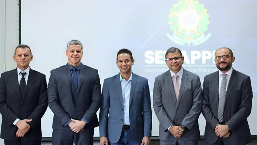 Imagem 1 - Juiz federal solicita ao prefeito de Mossoró ações de saúde para custodiados do Presídio Federal. O Juiz Federal Walter Nunes da Silva Júnior, Corregedor do Presídio Federal de Mossoró, recebeu o prefeito Alyson Bezerra nas instalações da unidade prisional. No encontro, o magistrado apresentou as instalações ao prefeito e concedeu explicações sobre o funcionamento. Na ocasião, Walter Nunes, acompanhado do diretor do PFMOS, Humberto Fontenele, também apresentou ao prefeito solicitações sobre as ações de saúde para os custodiados. Imagem 1 - Juiz federal solicita ao prefeito de Mossoró ações de saúde para custodiados do Presídio Federal. O Juiz Federal Walter Nunes da Silva Júnior, Corregedor do Presídio Federal de Mossoró, recebeu o prefeito Alyson Bezerra nas instalações da unidade prisional. No encontro, o magistrado apresentou as instalações ao prefeito e concedeu explicações sobre o funcionamento. Na ocasião, Walter Nunes, acompanhado do diretor do PFMOS, Humberto Fontenele, também apresentou ao prefeito solicitações sobre as ações de saúde para os custodiados.