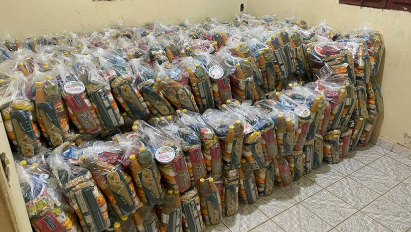 Imagem 1 - Prefeitura de Serra do Mel distribui mais de 300 cenas básicas para inscritos no projeto Criança Feliz. As cestas, adquiridas com recursos próprios da prefeitura e destinadas aos cadastrados no projeto, foram entregues nesta segunda-feira (28). A ação proporciona um alívio direto para as famílias em necessidade. A ação reforça o compromisso da administração em apoiar os cidadãos mais vulneráveis da cidade, priorizando recursos para garantir que as necessidades básicas sejam atendidas. Imagem 1 - Prefeitura de Serra do Mel distribui mais de 300 cenas básicas para inscritos no projeto Criança Feliz. As cestas, adquiridas com recursos próprios da prefeitura e destinadas aos cadastrados no projeto, foram entregues nesta segunda-feira (28). A ação proporciona um alívio direto para as famílias em necessidade. A ação reforça o compromisso da administração em apoiar os cidadãos mais vulneráveis da cidade, priorizando recursos para garantir que as necessidades básicas sejam atendidas.