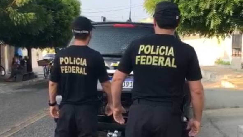 Imagem 1 - PF investiga crimes de falsificação e o comércio de dinheiro falso no município de Mossoró. A operação “Dinheiro Caro” foi deflagrada nesta terça-feira (29). A investigação teve início em março de 2023, a partir de fiscalização dos Auditores da Secretaria de Tributação do Estado do RN em unidades dos Correios, ocasião em que durante os trabalhos de verificação de conteúdo, detectou-se um objeto postal contendo cédulas de real falsificadas. Hoje, os policiais federais estão buscando elementos de prova que possam ajudar a desvendar o modo como se deu o crime, sua materialidade e os indícios de autoria necessários à persecução penal, bem como no auxílio para novas investigações. Imagem 1 - PF investiga crimes de falsificação e o comércio de dinheiro falso no município de Mossoró. A operação “Dinheiro Caro” foi deflagrada nesta terça-feira (29). A investigação teve início em março de 2023, a partir de fiscalização dos Auditores da Secretaria de Tributação do Estado do RN em unidades dos Correios, ocasião em que durante os trabalhos de verificação de conteúdo, detectou-se um objeto postal contendo cédulas de real falsificadas. Hoje, os policiais federais estão buscando elementos de prova que possam ajudar a desvendar o modo como se deu o crime, sua materialidade e os indícios de autoria necessários à persecução penal, bem como no auxílio para novas investigações.
