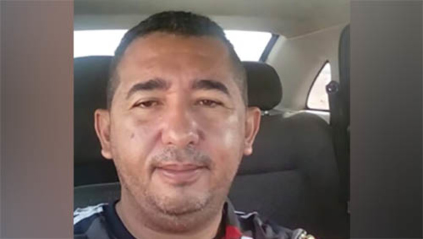 Imagem 1 - Taxista é baleado em Areia Branca; vítima morreu na ambulância quando era socorrida para Mossoró. O crime aconteceu por volta das das 19h40 desta segunda-feira (28), no bairro dos Índios. A vítima, identificada como Marcio Fagner da Silva, estava em seu táxi quando foi perseguida por alguns motociclistas, que desferiram vários tiros contra o veículo. Mesmo ferido, ele ainda conseguiu dirigir a procura de socorro, mas acabou colidindo em outro veículo. Marcio foi socorrido por policiais militares até o hospital de Areia Branca e, em seguida, transferido para o HRTM, mas acabou entrando em óbito a caminho do hospital. De acordo com o delegado Rafael Laboissiere, a vítima era suspeita de fazer transporte de drogas de Areia Branca para outras cidades e já havia sido alvo de um mandado de buscas em sua residência. O homicídio será investigado pela polícia civil. Imagem 1 - Taxista é baleado em Areia Branca; vítima morreu na ambulância quando era socorrida para Mossoró. O crime aconteceu por volta das das 19h40 desta segunda-feira (28), no bairro dos Índios. A vítima, identificada como Marcio Fagner da Silva, estava em seu táxi quando foi perseguida por alguns motociclistas, que desferiram vários tiros contra o veículo. Mesmo ferido, ele ainda conseguiu dirigir a procura de socorro, mas acabou colidindo em outro veículo. Marcio foi socorrido por policiais militares até o hospital de Areia Branca e, em seguida, transferido para o HRTM, mas acabou entrando em óbito a caminho do hospital. De acordo com o delegado Rafael Laboissiere, a vítima era suspeita de fazer transporte de drogas de Areia Branca para outras cidades e já havia sido alvo de um mandado de buscas em sua residência. O homicídio será investigado pela polícia civil.