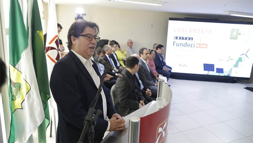 Imagem 1 - Fundeci: BNB vai financiar R$ 20 milhões em pesquisa e inovação no RN. O primeiro edital 2023 do Fundo de Desenvolvimento Econômico, Científico, Tecnológico e Inovação, gerido pela instituição federal, foi lançado nesta terça-feira (29), em Natal. Ele é destinado a a projetos na área de energias renováveis e hidrogênio verde. "A expansão elétrica no Brasil passa necessariamente pelo Nordeste. No plano mundial, a transição energética, com o interesse crescente no hidrogênio verde, também passa pelo Rio Grande do Norte e pelo Nordeste. O BNB vai investir R$ 20 milhões em apoio a empresas e instituições para projetos com valores entre R$ 100 mil e R$ 1 milhão e prazo de execução entre 12 e 36 meses", explicou o Diretor de Planejamento do BNB, Aldemir Freire. Imagem 1 - Fundeci: BNB vai financiar R$ 20 milhões em pesquisa e inovação no RN. O primeiro edital 2023 do Fundo de Desenvolvimento Econômico, Científico, Tecnológico e Inovação, gerido pela instituição federal, foi lançado nesta terça-feira (29), em Natal. Ele é destinado a a projetos na área de energias renováveis e hidrogênio verde. "A expansão elétrica no Brasil passa necessariamente pelo Nordeste. No plano mundial, a transição energética, com o interesse crescente no hidrogênio verde, também passa pelo Rio Grande do Norte e pelo Nordeste. O BNB vai investir R$ 20 milhões em apoio a empresas e instituições para projetos com valores entre R$ 100 mil e R$ 1 milhão e prazo de execução entre 12 e 36 meses", explicou o Diretor de Planejamento do BNB, Aldemir Freire.