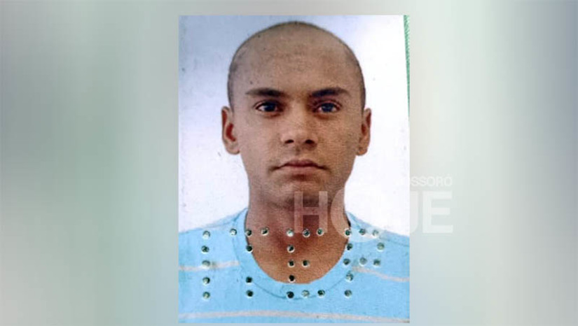 Imagem 1 - Corpo de um homem de 21 anos é encontrado em região de mata, em Caraúbas. A vítima, identificada como Luciano Julio Arruda da Silva, foi encontrada por trás da parede do açude São Paulo de Alípio, no bairro Leandro Bezerra. A Polícia Militar foi acionada para a ocorrência por volta das 13h desta terça-feira (29). No corpo, havia ferimentos compatíveis com disparos de arma de fogo, na região da cabeça. No local, prevalece a lei do silêncio. De acordo com a PM, Luciano era uma pessoa conhecida na cidade por fazer uso de drogas, praticar pequenos furtos e arrombamentos a lojas e residências. A polícia civil vai investigar o crime. Imagem 1 - Corpo de um homem de 21 anos é encontrado em região de mata, em Caraúbas. A vítima, identificada como Luciano Julio Arruda da Silva, foi encontrada por trás da parede do açude São Paulo de Alípio, no bairro Leandro Bezerra. A Polícia Militar foi acionada para a ocorrência por volta das 13h desta terça-feira (29). No corpo, havia ferimentos compatíveis com disparos de arma de fogo, na região da cabeça. No local, prevalece a lei do silêncio. De acordo com a PM, Luciano era uma pessoa conhecida na cidade por fazer uso de drogas, praticar pequenos furtos e arrombamentos a lojas e residências. A polícia civil vai investigar o crime.