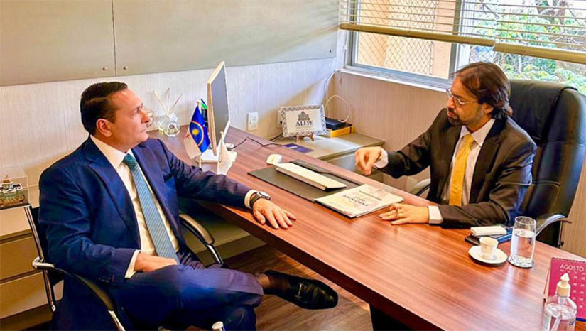 Imagem 1 - ALRN vai concorrer a mais um prêmio na 26ª Conferência da Unale, em novembro. O deputado Ezequiel Ferreira, presidente da Assembleia Legislativa do Rio Grande do Norte, se encontrou com o presidente da União Nacional dos Legisladores e Legislativos Estaduais (Unale), o deputado estadual Diogo Moraes (PSB/PE), e confirmou a participação do Poder Legislativo do Rio Grande do Norte na 26ª Conferência da Unale, que reúne parlamentares brasileiros e será realizada nos dias 8, 9 e 10 de novembro, em Fortaleza, no Ceará. “O RN tem sido espelho para outros estados. E a gente fica muito feliz com esse destaque para o Nordeste e o Brasil. O RN é esse espelho que a gente tenta introduzir nos outros estados pelo empenho e dedicação. Não me surpreenderia se o Rio Grande do Norte ganhasse o quarto prêmio”, afirmou o deputado Diogo. Imagem 1 - ALRN vai concorrer a mais um prêmio na 26ª Conferência da Unale, em novembro. O deputado Ezequiel Ferreira, presidente da Assembleia Legislativa do Rio Grande do Norte, se encontrou com o presidente da União Nacional dos Legisladores e Legislativos Estaduais (Unale), o deputado estadual Diogo Moraes (PSB/PE), e confirmou a participação do Poder Legislativo do Rio Grande do Norte na 26ª Conferência da Unale, que reúne parlamentares brasileiros e será realizada nos dias 8, 9 e 10 de novembro, em Fortaleza, no Ceará. “O RN tem sido espelho para outros estados. E a gente fica muito feliz com esse destaque para o Nordeste e o Brasil. O RN é esse espelho que a gente tenta introduzir nos outros estados pelo empenho e dedicação. Não me surpreenderia se o Rio Grande do Norte ganhasse o quarto prêmio”, afirmou o deputado Diogo.