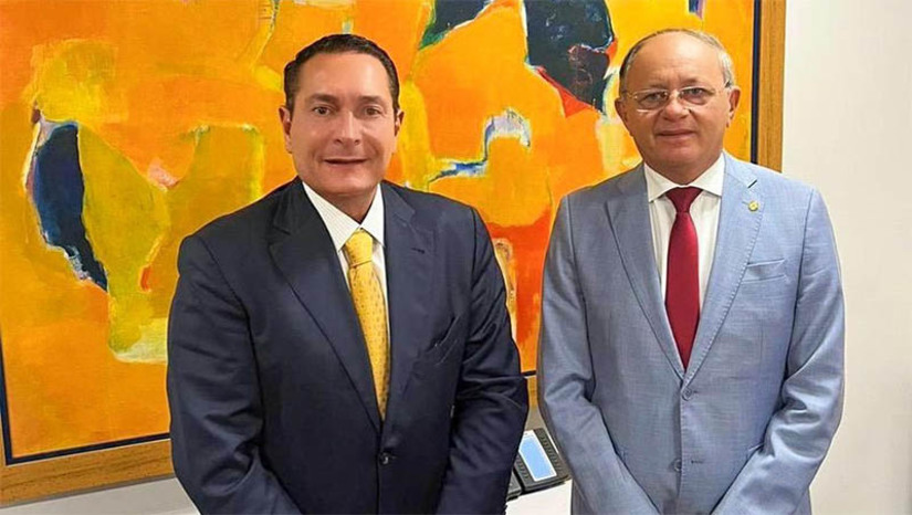 Imagem 1 - Presidente da ALRN pede apoio da Bancada Federal para assegurar medidas de socorro aos municípios. O deputado estadual Ezequiel Ferreira se reuniu, nesta terça-feira (29), em Brasília, com o Coordenador da Bancada Potiguar, o deputado Benes Leocádio. Ezequiel recebeu de Benes a notícia que nas próximas horas a Câmara vai apreciar a emenda apresentada por Elmar Nascimento (BA). Ela amplia um benefício já aprovado pelos senadores dentro da proposta que prorroga até o fim de 2027 a desoneração da folha para empresas de 17 setores da economia. "Os líderes assumiram o compromisso de votar urgência e mérito da emenda. Seria uma solução para os municípios. Aprovado, prevê ampliar o benefício para todos os municípios brasileiros, mas de forma escalonada, conforme o PIB per capita de cada cidade", explicou o coordenador da Bancada Potiguar. Imagem 1 - Presidente da ALRN pede apoio da Bancada Federal para assegurar medidas de socorro aos municípios. O deputado estadual Ezequiel Ferreira se reuniu, nesta terça-feira (29), em Brasília, com o Coordenador da Bancada Potiguar, o deputado Benes Leocádio. Ezequiel recebeu de Benes a notícia que nas próximas horas a Câmara vai apreciar a emenda apresentada por Elmar Nascimento (BA). Ela amplia um benefício já aprovado pelos senadores dentro da proposta que prorroga até o fim de 2027 a desoneração da folha para empresas de 17 setores da economia. "Os líderes assumiram o compromisso de votar urgência e mérito da emenda. Seria uma solução para os municípios. Aprovado, prevê ampliar o benefício para todos os municípios brasileiros, mas de forma escalonada, conforme o PIB per capita de cada cidade", explicou o coordenador da Bancada Potiguar.