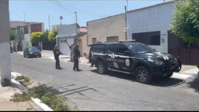 Imagem 1 - Polícia prende em Areia Branca mais um envolvido nos ataques ao RN ocorridos em março. A prisão de Vinicius Rodrigues de Souza, de 20 anos, aconteceu na manhã desta quarta-feira (30). Contra que ele havia mandado de prisão em aberto, oriundo da 1ª Vara da Comarca de Areia Branca, pendente de cumprimento, por envolvimento nos ataques ocorridos no estado no mês de março. Vinicius é condenado por tráfico de drogas e é investigado pela autoria de crimes de homícidios, porte ilegal de arma de fogo, organização criminosa e ameaça e estava em liberdade monitorada por tornozeleira eletrônica. Imagem 1 - Polícia prende em Areia Branca mais um envolvido nos ataques ao RN ocorridos em março. A prisão de Vinicius Rodrigues de Souza, de 20 anos, aconteceu na manhã desta quarta-feira (30). Contra que ele havia mandado de prisão em aberto, oriundo da 1ª Vara da Comarca de Areia Branca, pendente de cumprimento, por envolvimento nos ataques ocorridos no estado no mês de março. Vinicius é condenado por tráfico de drogas e é investigado pela autoria de crimes de homícidios, porte ilegal de arma de fogo, organização criminosa e ameaça e estava em liberdade monitorada por tornozeleira eletrônica.