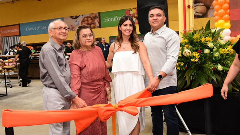 Imagem 1 -  Cidade Atacadão abre as portas gerando 300 empregos diretos na cidade de Mossoró. A inauguração da unidade João da Escóssia aconteceu na manhã desta quarta-feira (30).  O prefeito Allyson Bezerra participou da solenidade e comemorou os novos empregos, que vão gerar renda ao trabalhador e movimentar a economia da cidade. “A partir do momento que a gente vê um empreendedor, uma família mossoroense de empresários, que investe na cidade há tanto tempo, abrir um empreendimento para gerar mais emprego e renda para Mossoró é uma grande festa, porque é alguém daqui, pessoas que são da nossa comunidade, que fizeram contratação de diversas empresas de serviços, de materiais, para que pudessem abrir e colocar este empreendimento de pé”, disse o gestor.