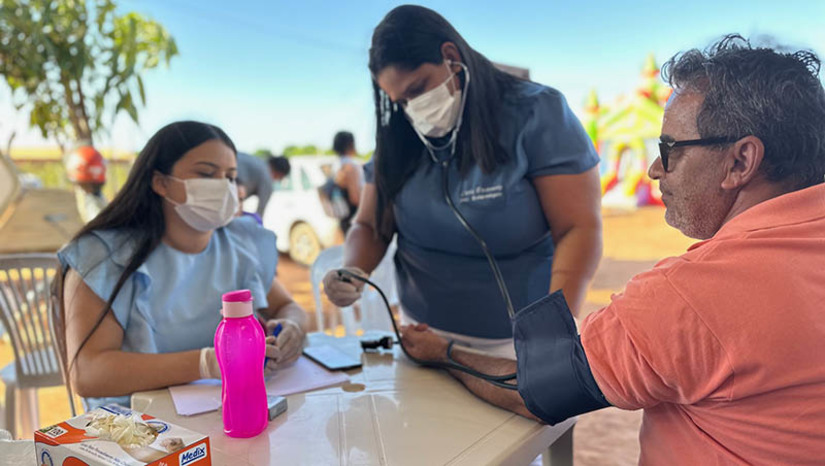 Imagem 1 -  Programa “Prefeitura na Vila” chega à Vila Rio de Janeiro, em Serra do Mel, nesta sexta (1º). O programa tem como objetivo levar os serviços públicos de forma mais acessível e aproximar aos cidadãos, fortalecendo os laços entre a administração municipal e a comunidade. Por meio dele, a prefeitura também busca ouvir as necessidades e demandas da população local, enquanto oferece diversos serviços diretamente na própria vila. O encontro acontecerá a partir das 13h, nas dependências da Escola Municipal. 