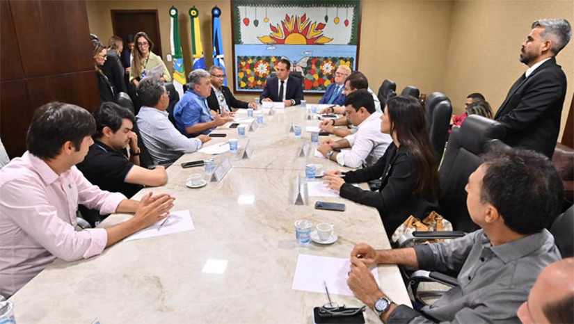Imagem 1 - “Essa Casa Legislativa estará sempre aberta aos prefeitos potiguares que receberão nosso total apoio”. O vice-presidente da ALRN, deputado Kléber Rodrigues (PSDB), recebeu, na manhã desta quarta-feira (30), uma comitiva de prefeitos do Estado. Os gestores públicos estiveram na Casa para solicitar o apoio dos parlamentares ao aumento do Fundo de Participação dos Municípios. A pauta de reivindicações foi entregue simbolicamente pelo presidente da Femurn, Luciano Santos, que explicou que a solicitação dos prefeitos pelo aumento do FPM é uma pauta nacional dos municípios brasileiros e reconheceu a importância da Assembleia Legislativa para influenciar também a bancada federal potiguar. Imagem 1 - “Essa Casa Legislativa estará sempre aberta aos prefeitos potiguares que receberão nosso total apoio”. O vice-presidente da ALRN, deputado Kléber Rodrigues (PSDB), recebeu, na manhã desta quarta-feira (30), uma comitiva de prefeitos do Estado. Os gestores públicos estiveram na Casa para solicitar o apoio dos parlamentares ao aumento do Fundo de Participação dos Municípios. A pauta de reivindicações foi entregue simbolicamente pelo presidente da Femurn, Luciano Santos, que explicou que a solicitação dos prefeitos pelo aumento do FPM é uma pauta nacional dos municípios brasileiros e reconheceu a importância da Assembleia Legislativa para influenciar também a bancada federal potiguar.