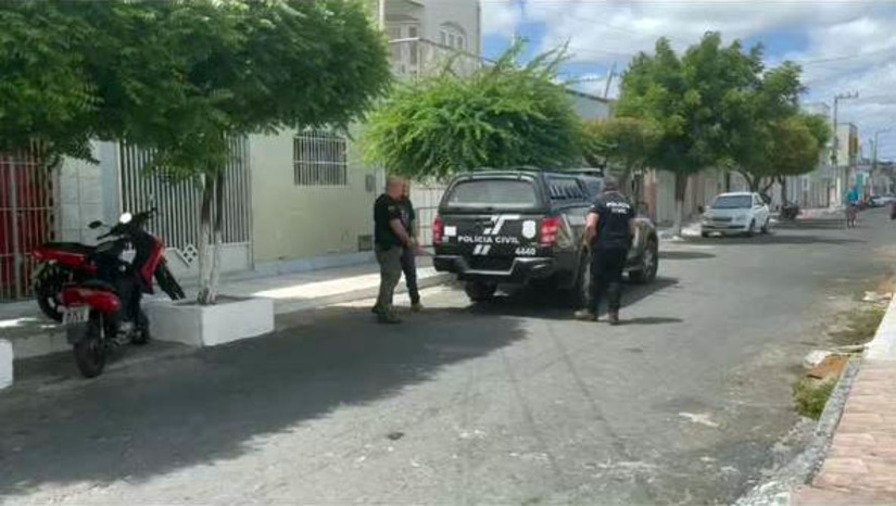 Imagem 1 - Suspeito de matar três cães envenenados em Areia Branca é preso pela polícia civil. Os crimes foram denunciados por cuidados de animais de rua no município. Antônio Carlos dos Santos, conhecido como “Picolé”, foi preso nesta quinta-feira (31), por força de um mandado de prisão, expedido pela justiça de Areia Branca. Os animais teriam sido envenenados por meio de comidas. Na delegacia, o homem negou o crime. Após ser ouvido, ele foi levado para exames na sede do Itep e, em seguida, encaminhado para a Cadeia Pública de Mossoró, onde ficará à disposição da justiça. Imagem 1 - Suspeito de matar três cães envenenados em Areia Branca é preso pela polícia civil. Os crimes foram denunciados por cuidados de animais de rua no município. Antônio Carlos dos Santos, conhecido como “Picolé”, foi preso nesta quinta-feira (31), por força de um mandado de prisão, expedido pela justiça de Areia Branca. Os animais teriam sido envenenados por meio de comidas. Na delegacia, o homem negou o crime. Após ser ouvido, ele foi levado para exames na sede do Itep e, em seguida, encaminhado para a Cadeia Pública de Mossoró, onde ficará à disposição da justiça.