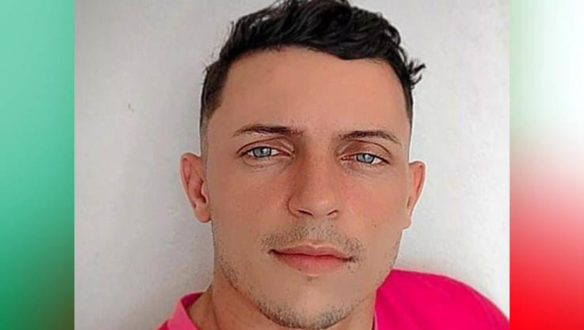 Imagem 1 - Motorista atropela e mata jovem após discussão no Bico Torto, em Apodi. O crime aconteceu na tarde desta quarta-feira (30). Ronaldo Fernandes de Oliveira, de 29 anos, ainda chegou a ser socorrido para o hospital da cidade, mas acabou entrando em óbito na unidade. O delegado Tiago Biscoli de Pizzol, titular da delegacia de Apodi, informou que as informações sobre o caso ainda são escassas, mas que já instaurou o inquérito para investigar o caso e deverá ouvir testemunhas, bem como o condutor do veículo que atropelou a vítima, nos próximos dias. Imagem 1 - Motorista atropela e mata jovem após discussão no Bico Torto, em Apodi. O crime aconteceu na tarde desta quarta-feira (30). Ronaldo Fernandes de Oliveira, de 29 anos, ainda chegou a ser socorrido para o hospital da cidade, mas acabou entrando em óbito na unidade. O delegado Tiago Biscoli de Pizzol, titular da delegacia de Apodi, informou que as informações sobre o caso ainda são escassas, mas que já instaurou o inquérito para investigar o caso e deverá ouvir testemunhas, bem como o condutor do veículo que atropelou a vítima, nos próximos dias.