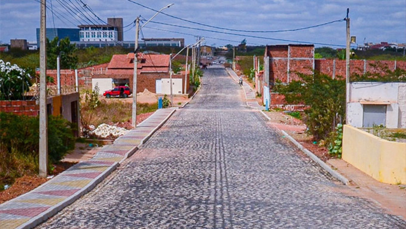 Imagem 1 -  Obra do programa “Mais Calçamento”, a Prefeitura de Mossoró entregará neste sábado (2), às 17h, totalmente pavimentada, a rua Francisca Maria de Morais, situada no bairro Presidente Costa e Silva. Aguardado há vários anos, o calçamento a paralelepípedo beneficia diretamente toda a comunidade, que terá acesso rápido a vários equipamentos, como o Hospital Regional da Mulher Parteira Maria Correia e o SEST/SENAT.